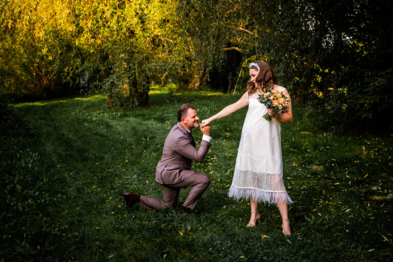 Read more about the article Jak fotograf ślubny pracuje z parą, która nie lubi pozować? Sprawdzone techniki